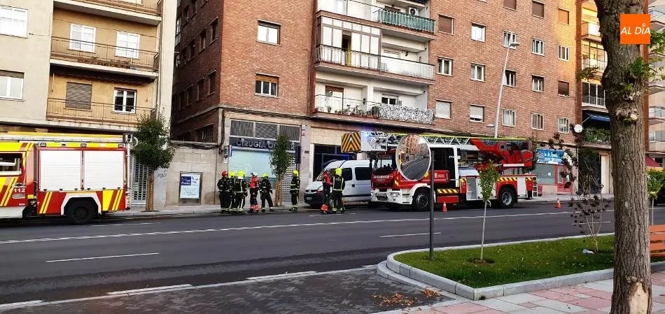 Foto 6 - Alarma en el paseo de Canalejas por el humo provocado por un cortocircuito en un edificio
