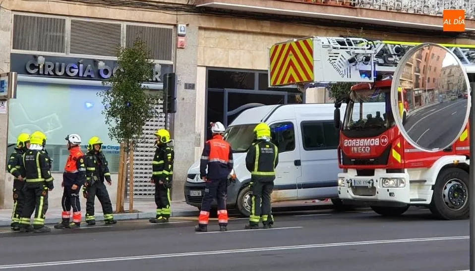Bomberos del Ayuntamiento de Salamanca, junto al edificio de Canalejas en el que tuvieron que actuar