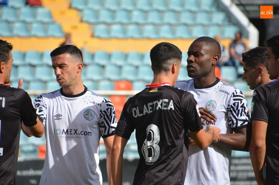 One y Hugo Díaz, en el saludo ante el Logroñés