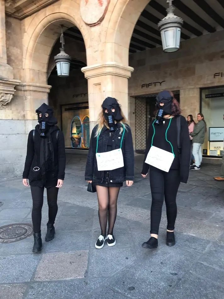 Foto 5 - El misterio de las personas de negro por las calles de la ciudad  