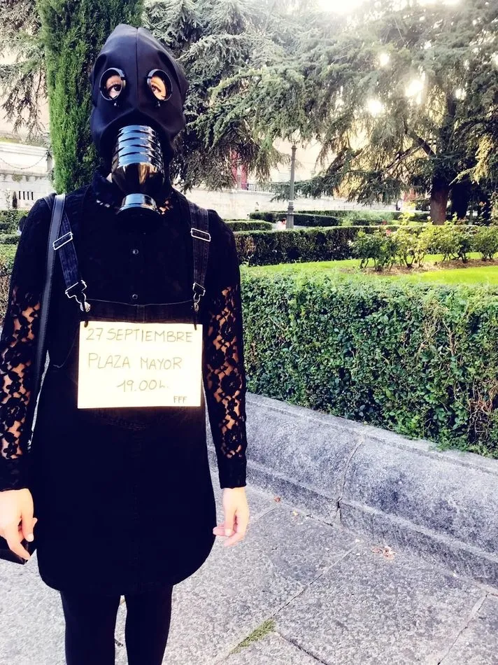 Foto 3 - El misterio de las personas de negro por las calles de la ciudad  