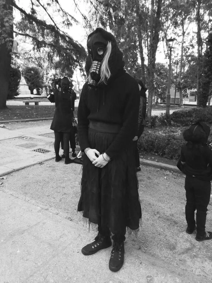 Foto 2 - El misterio de las personas de negro por las calles de la ciudad  