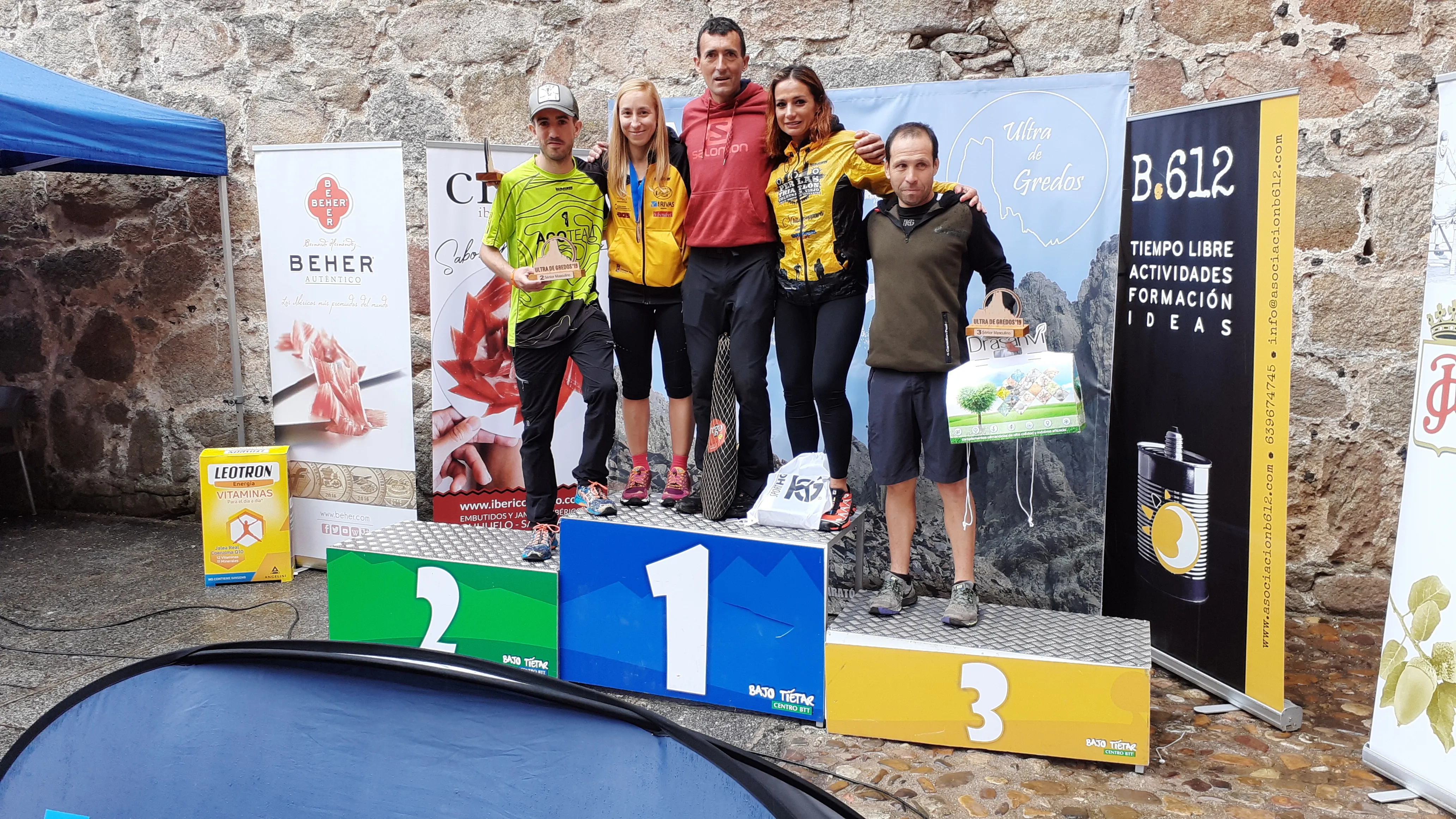 Miguel Heras (centro y de rojo), en el podio