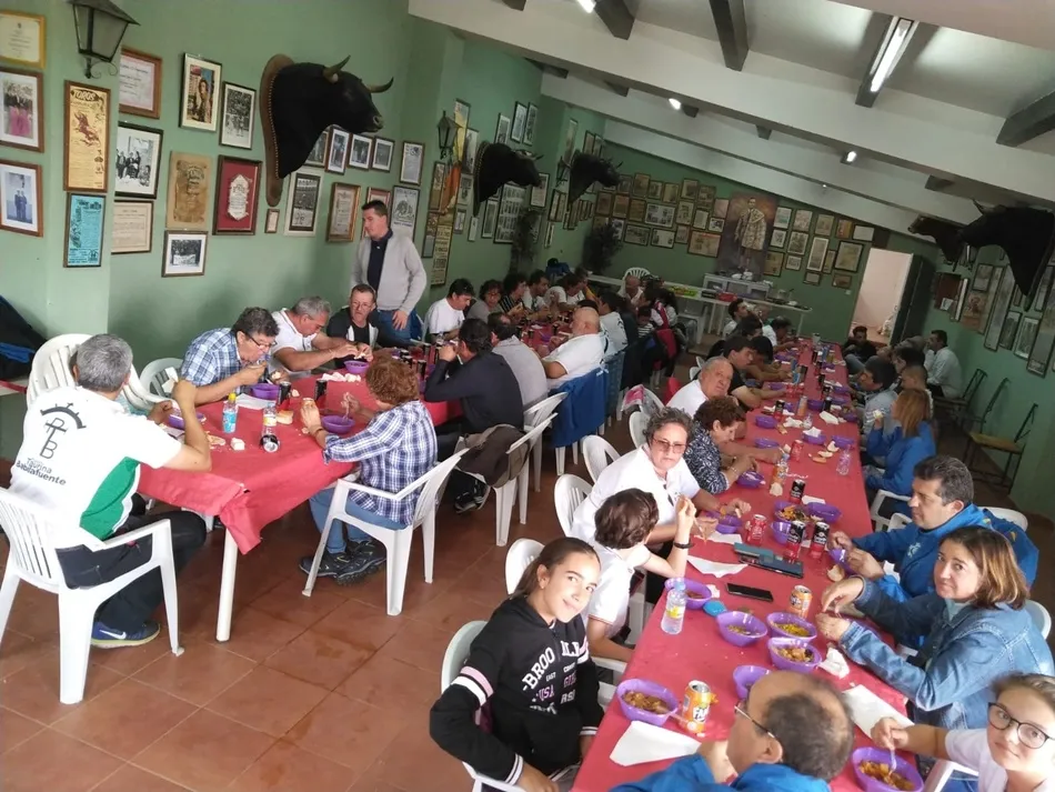 Foto 4 - Pasi&oacute;n Taurina Babilafuente disfruta una jornada de convivencia en la ganader&iacute;a de Pe&ntilde;atella