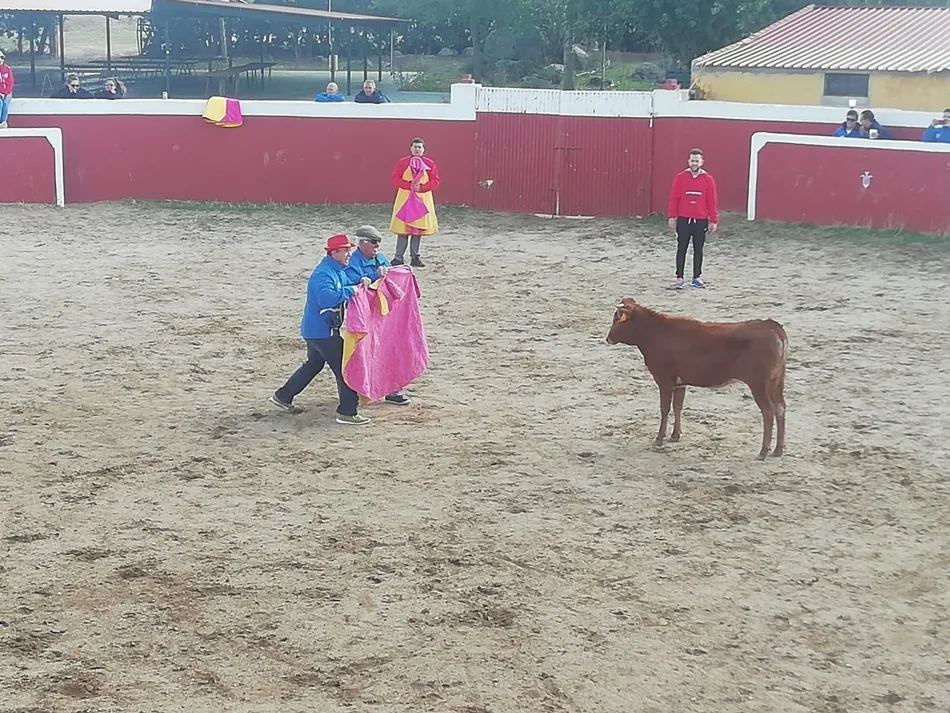 Foto 3 - Pasi&oacute;n Taurina Babilafuente disfruta una jornada de convivencia en la ganader&iacute;a de Pe&ntilde;atella