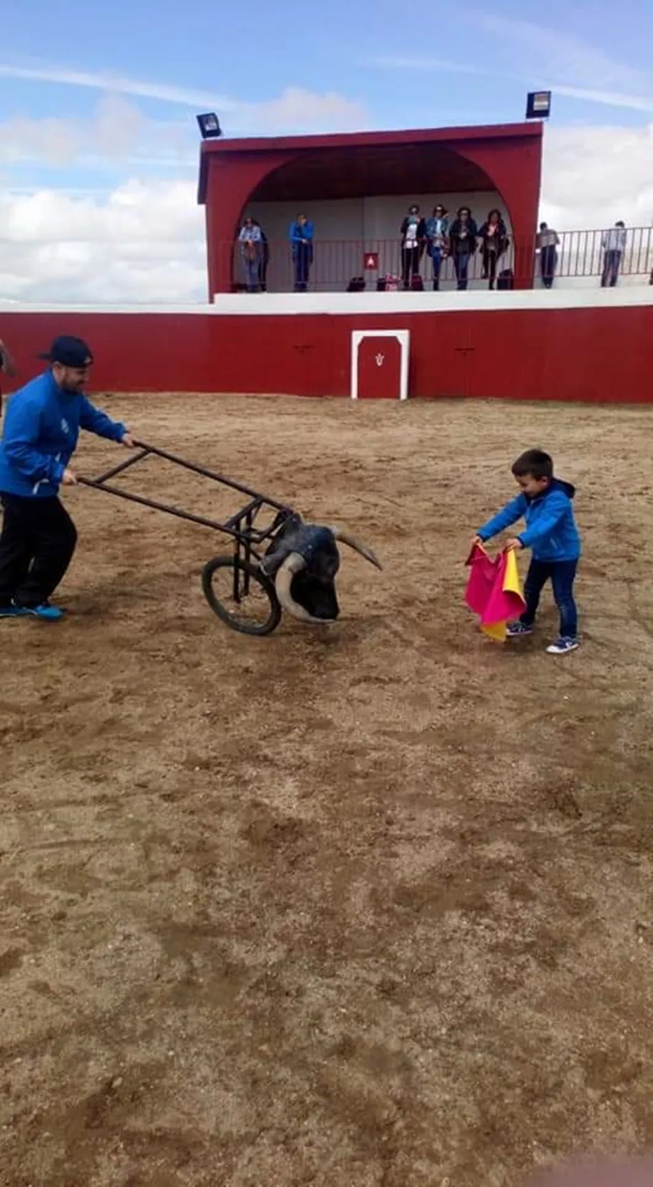 Foto 2 - Pasi&oacute;n Taurina Babilafuente disfruta una jornada de convivencia en la ganader&iacute;a de Pe&ntilde;atella