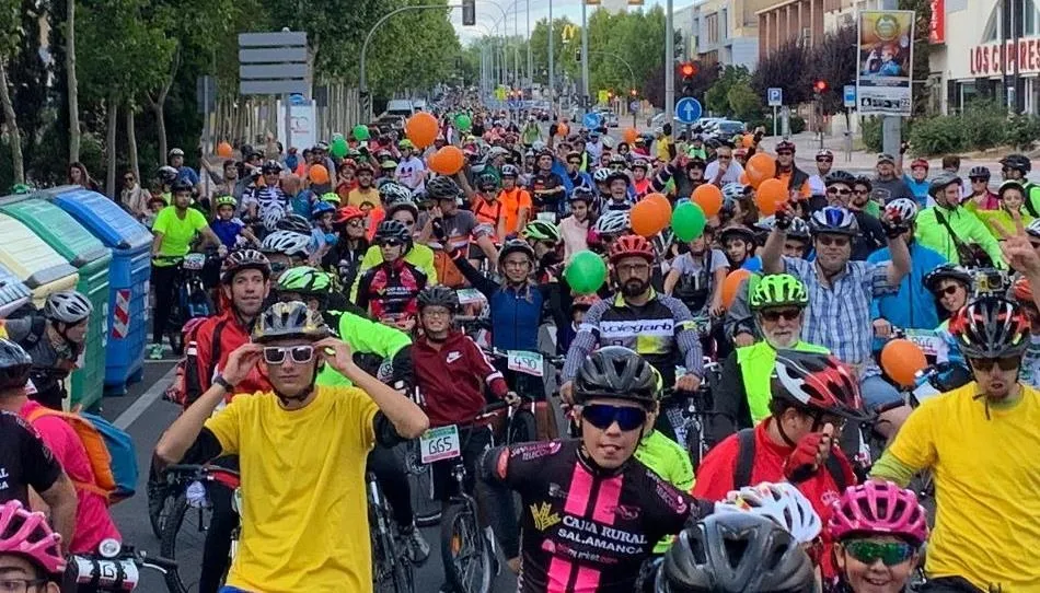 Paso de los participantes del Día de la Bici por la avenida de Los Cipreses