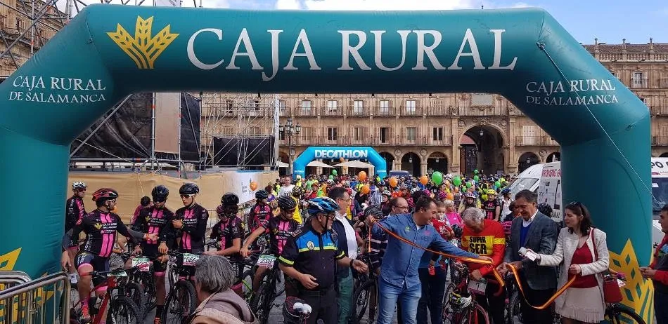 Foto 8 - M&aacute;s de mil de participantes recorrieron Salamanca en el D&iacute;a de la Bici