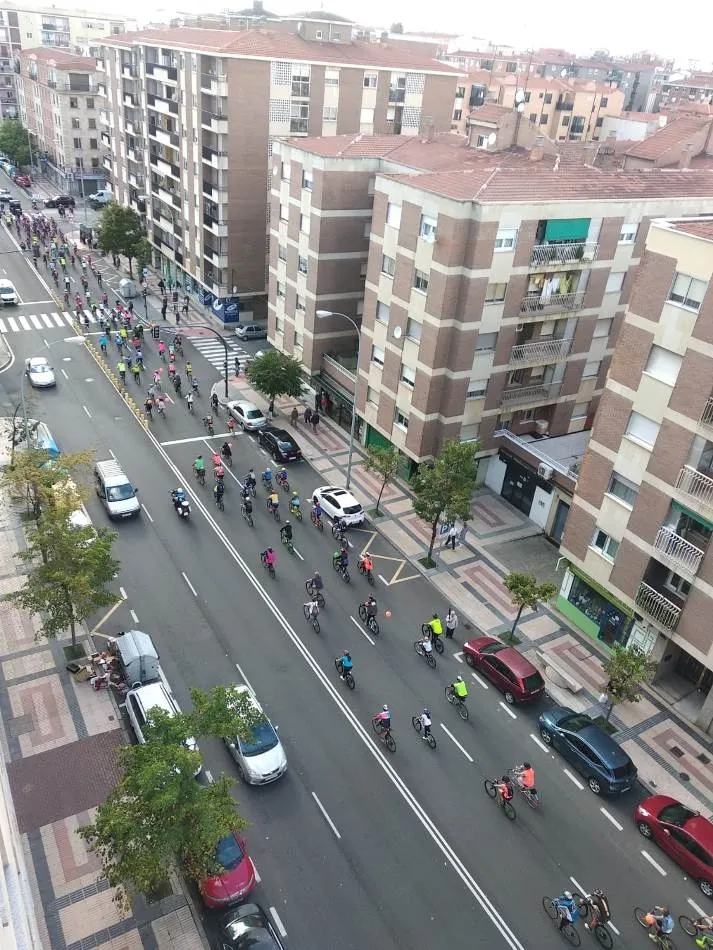 Foto 4 - M&aacute;s de mil de participantes recorrieron Salamanca en el D&iacute;a de la Bici