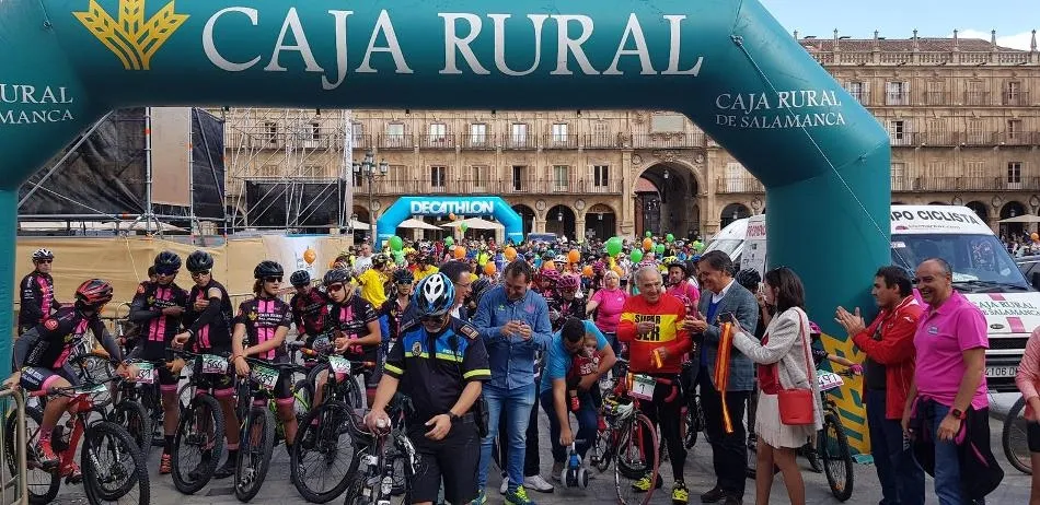 Foto 7 - M&aacute;s de mil de participantes recorrieron Salamanca en el D&iacute;a de la Bici