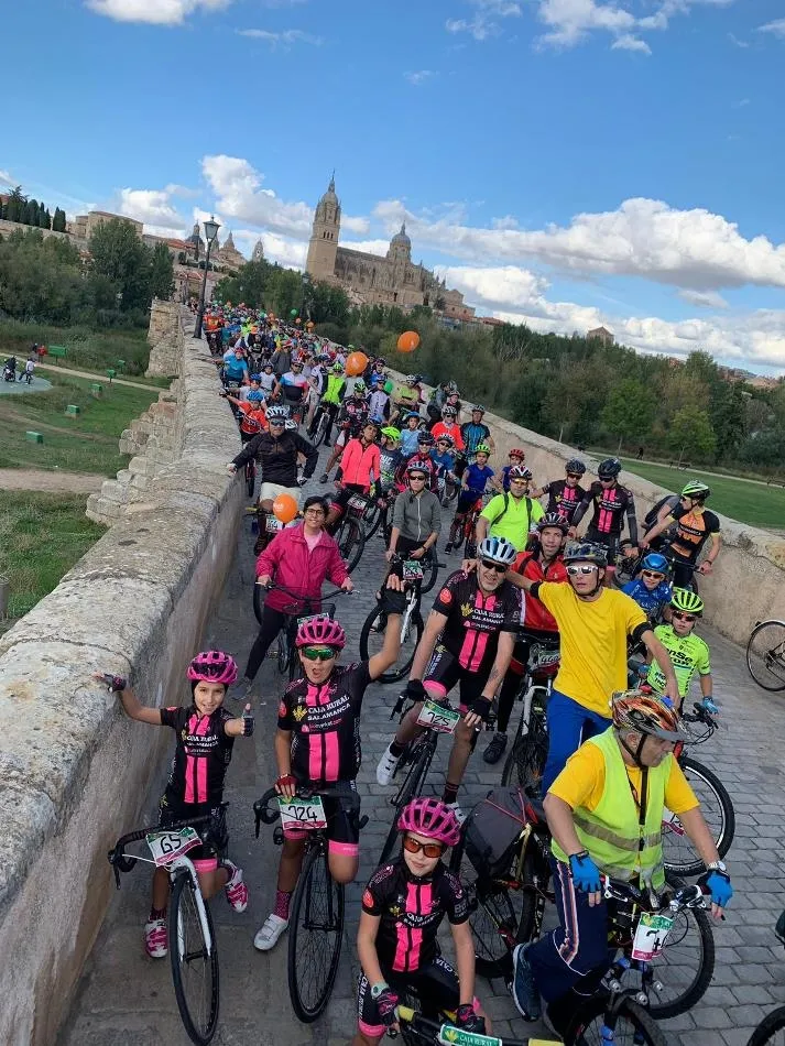Foto 6 - M&aacute;s de mil de participantes recorrieron Salamanca en el D&iacute;a de la Bici
