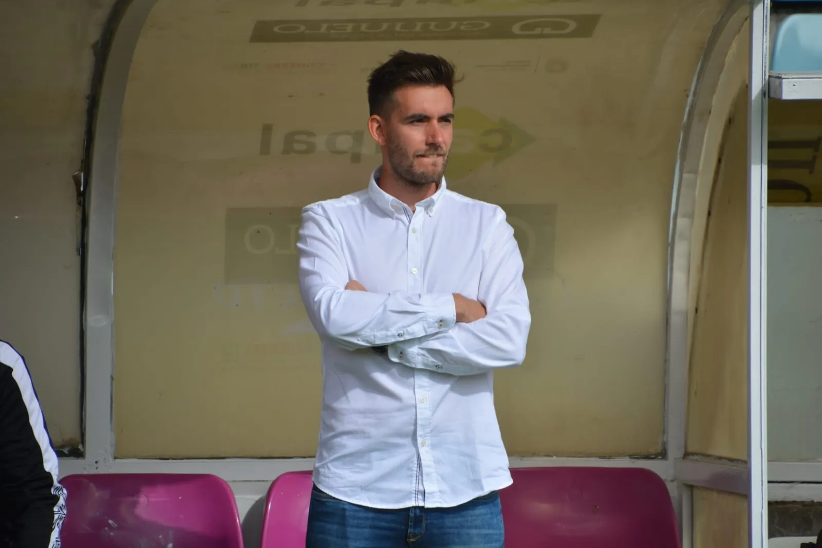 Pablo Cortés observa el partido desde la banda