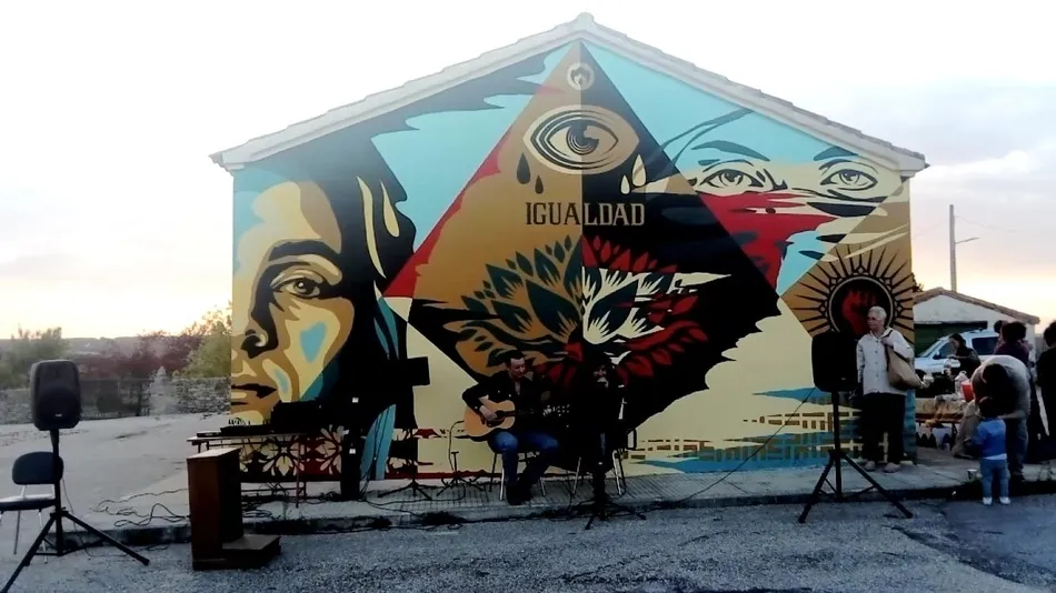 Foto 9 - Villasdardo recuerda la violencia contra las mujeres en un gran mural  