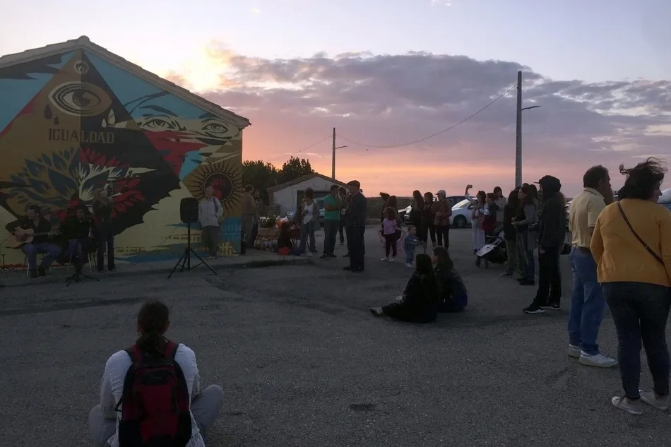 Foto 2 - Villasdardo recuerda la violencia contra las mujeres en un gran mural  