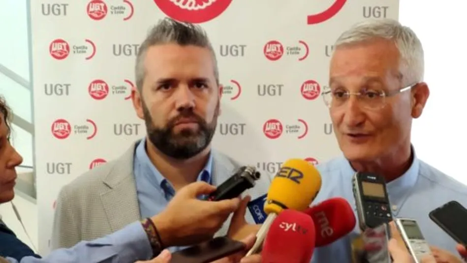 El secretario de Política Sindical, Industrial y Empleo de UGTCyL, Raúl Santa Eufemia, y el director del Centro de Investigación del Cáncer, Eugenio Santos