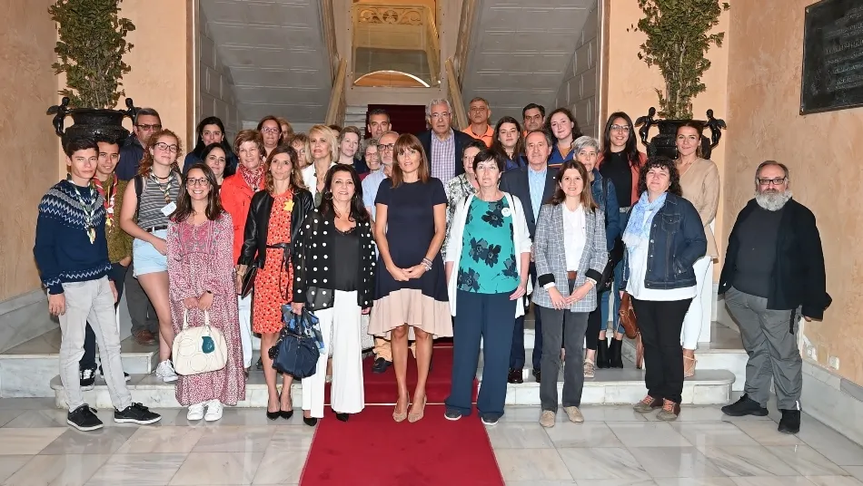 La concejala de Participación Social y Voluntariado del Ayuntamiento de Salamanca, Almudena Parres, junto a representantes de la entidades que participarán en este encuentro