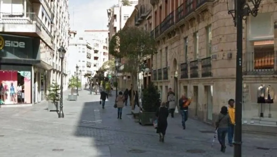 Calle Toro, una de las que cuenta con más comercios en Salamanca