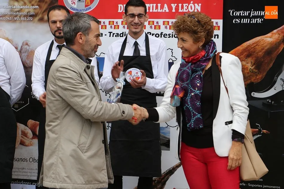 Foto 8 - El IV Concurso de Cortadores de Jam&oacute;n clausura la I Feria Gastron&oacute;mica de la Sierra de Francia
