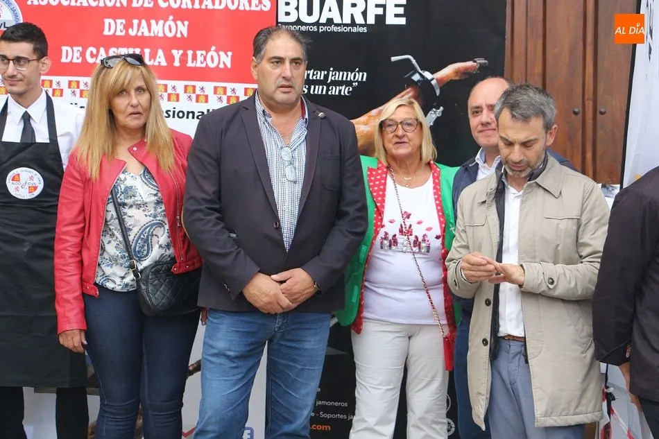Foto 6 - El IV Concurso de Cortadores de Jam&oacute;n clausura la I Feria Gastron&oacute;mica de la Sierra de Francia