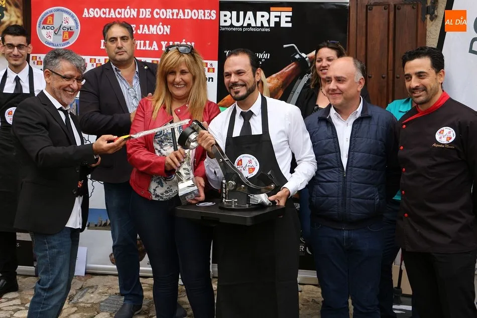 Foto 4 - El IV Concurso de Cortadores de Jam&oacute;n clausura la I Feria Gastron&oacute;mica de la Sierra de Francia