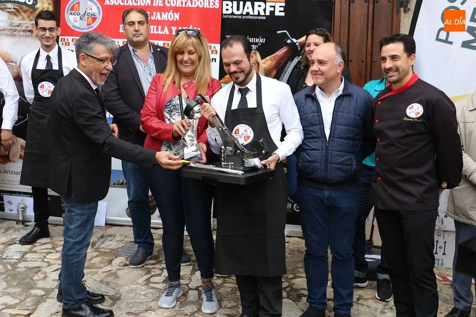 Foto 3 - El IV Concurso de Cortadores de Jam&oacute;n clausura la I Feria Gastron&oacute;mica de la Sierra de Francia