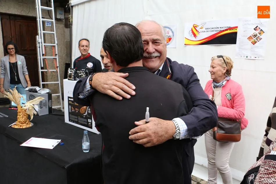 Foto 2 - El IV Concurso de Cortadores de Jam&oacute;n clausura la I Feria Gastron&oacute;mica de la Sierra de Francia