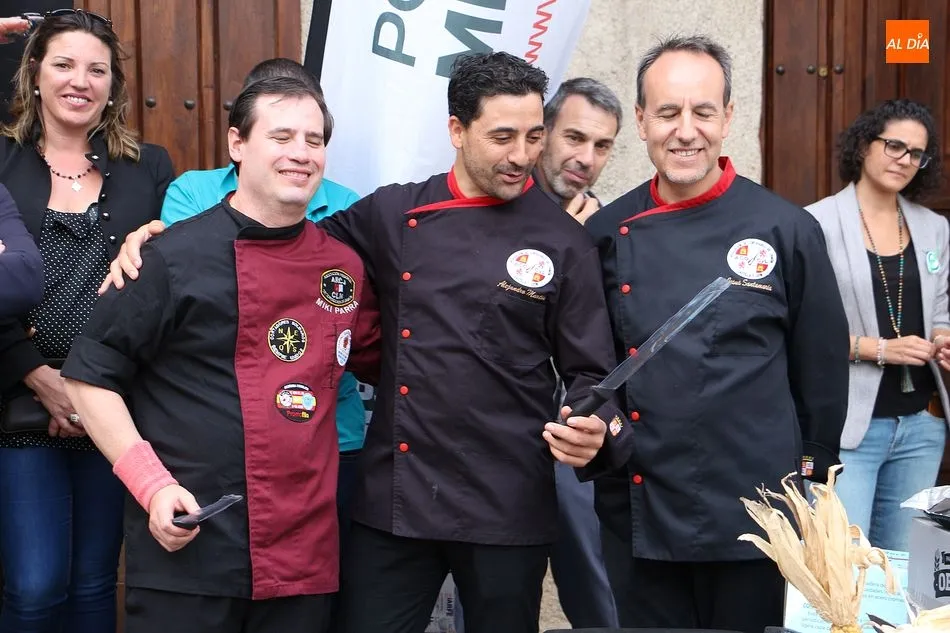 El IV Concurso de Cortadores de Jamón clausura la I Feria Gastronómica de la Sierra de Francia