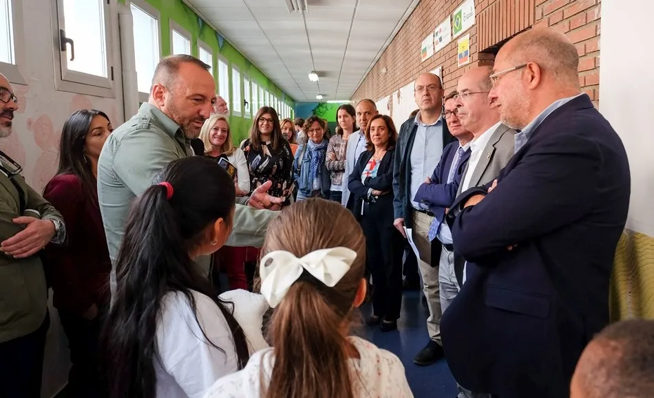 Foto 3 - El vicepresidente de la Junta afirma estar en contra de guetos escolares como el del Puente  