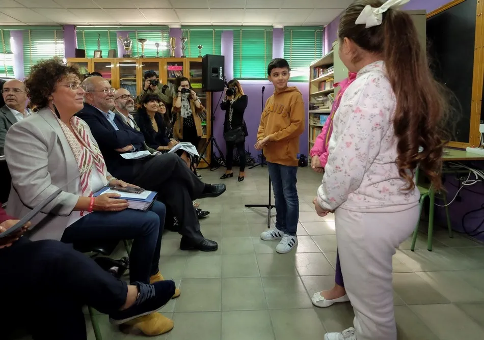 Foto 2 - El vicepresidente de la Junta afirma estar en contra de guetos escolares como el del Puente  