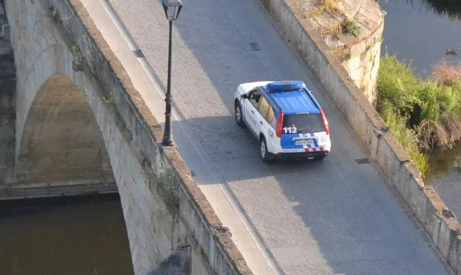 Dotación de la Policía Local camino del Arrabal del Puente