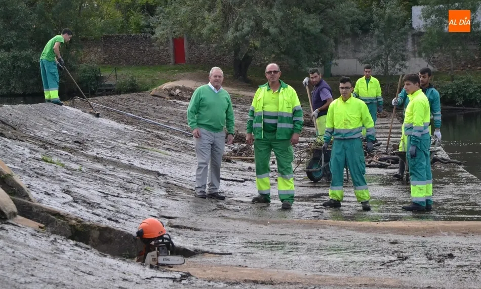 Día de retirada de los arrastres que dejó en La Pesquera la gran tormenta de la semana pasada  