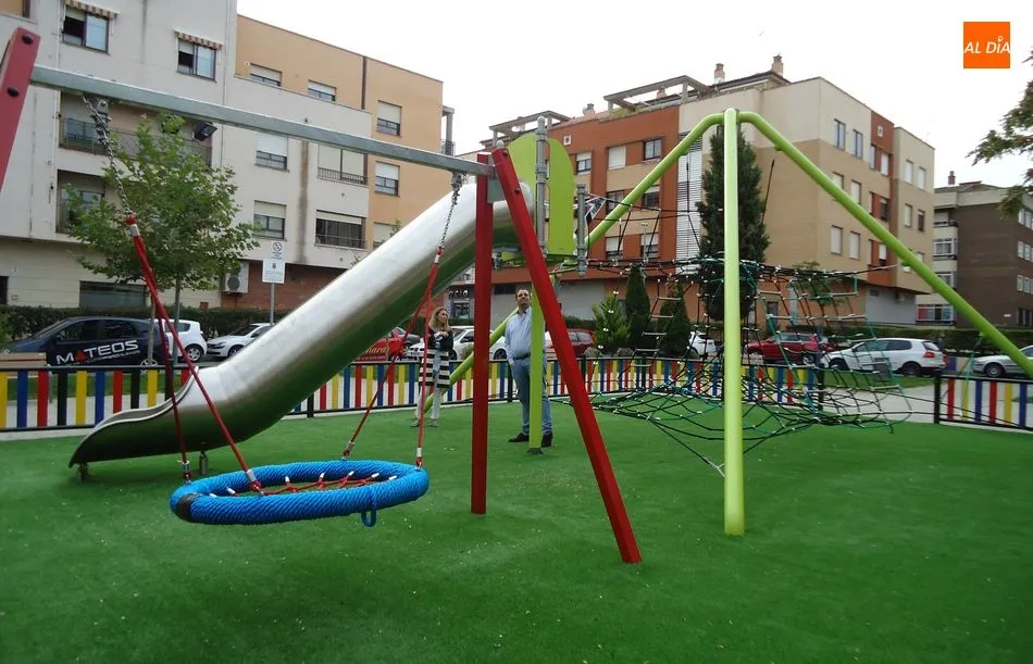 Foto 2 - Los vecinos de Santa Marta estrenan el renovado parque infantil de la plaza Conde de Barcelona