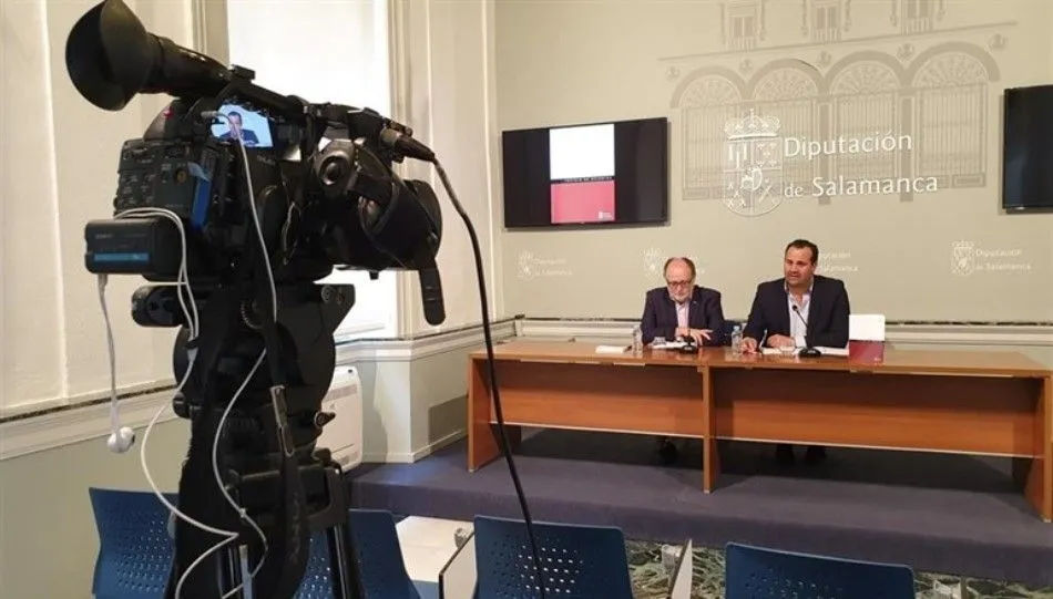 El diputado de Cultura, David Mingo, y el director de la publicación, Mariano Esteban