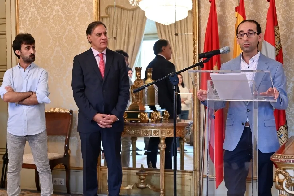 Foto 4 - El alcalde reitera su apuesta por atraer talento y aplaude la incorporaci&oacute;n de dos j&oacute;venes...