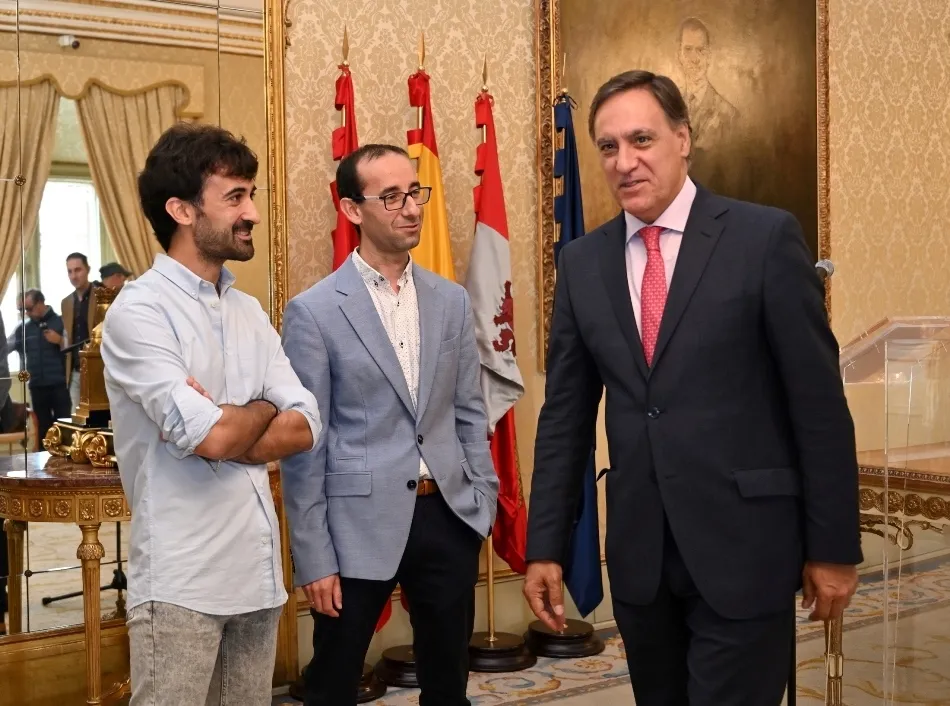 Foto 3 - El alcalde reitera su apuesta por atraer talento y aplaude la incorporaci&oacute;n de dos j&oacute;venes...