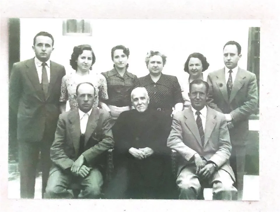 Pedro Antonio Flores Albarrán y su esposa rodeado de sus ocho hijos