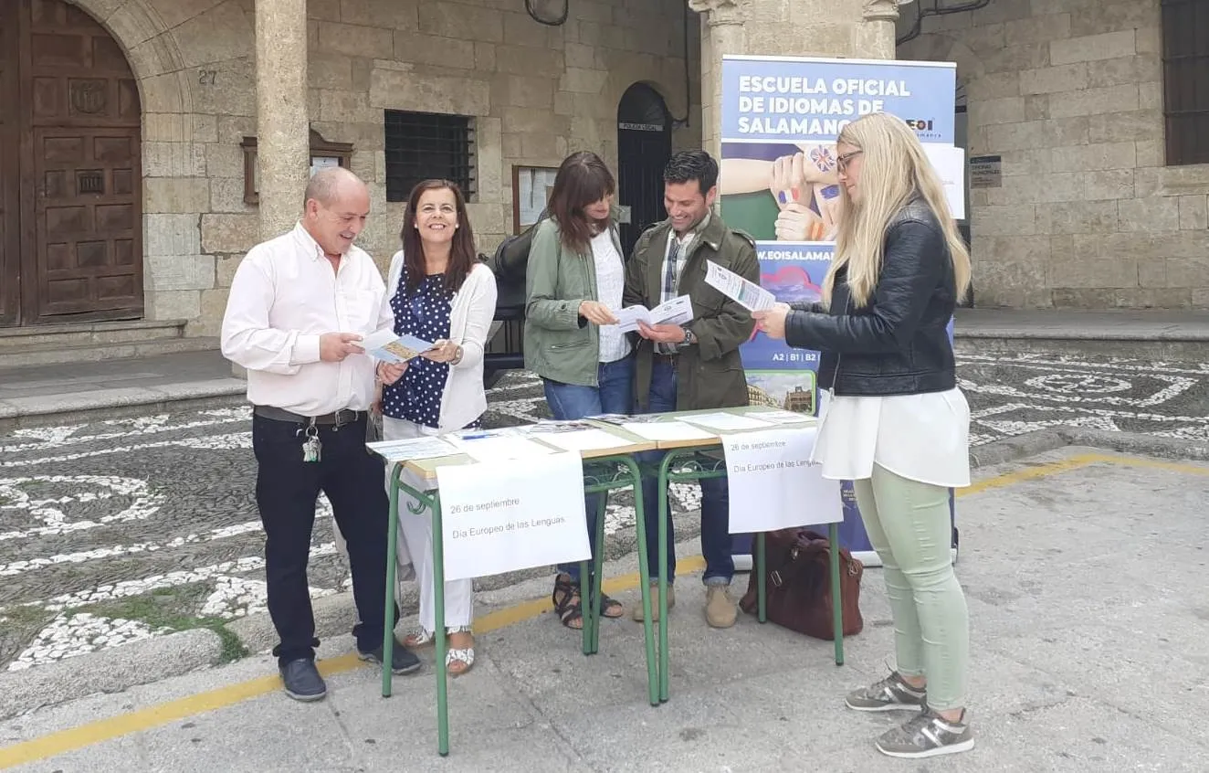La Escuela de Idiomas capta nuevos alumnos en la Plaza Mayor  