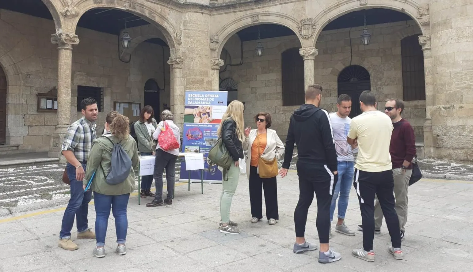 Foto 2 - La Escuela de Idiomas capta nuevos alumnos en la Plaza Mayor  