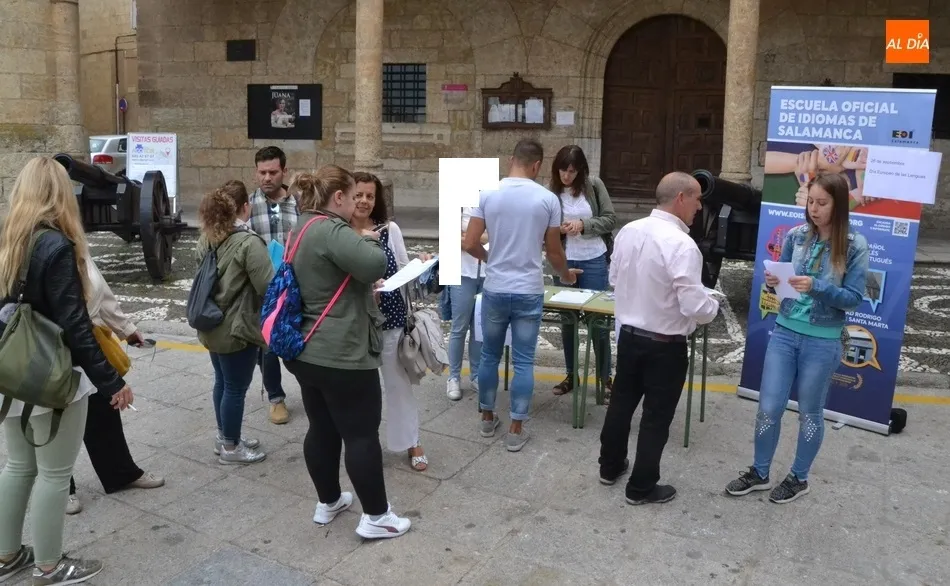 Foto 4 - La Escuela de Idiomas capta nuevos alumnos en la Plaza Mayor  