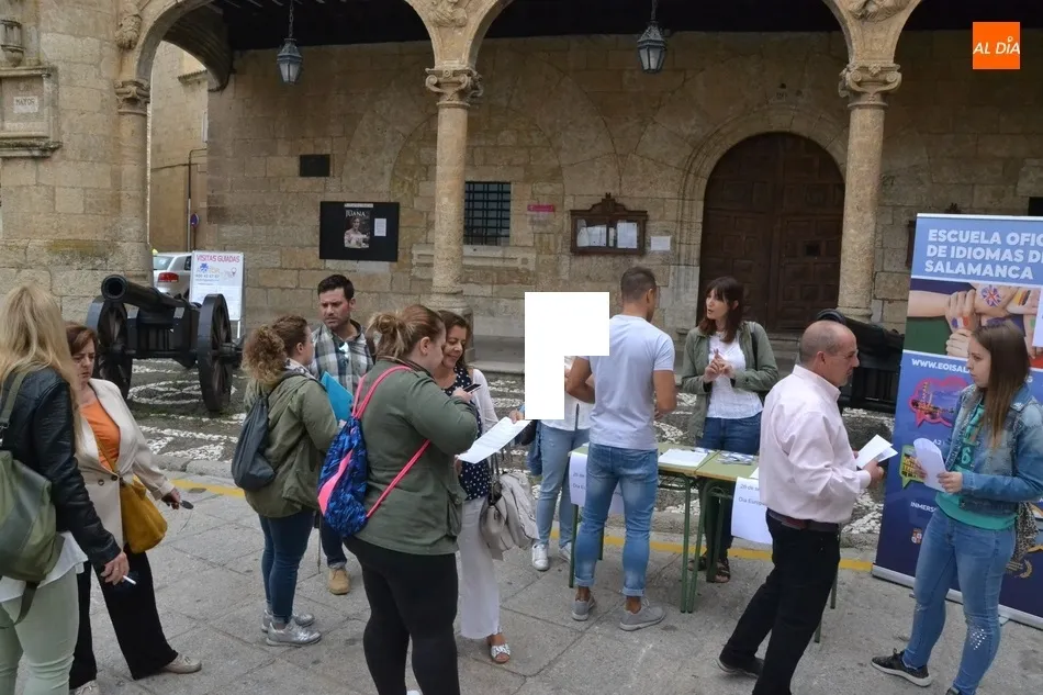 Foto 3 - La Escuela de Idiomas capta nuevos alumnos en la Plaza Mayor  