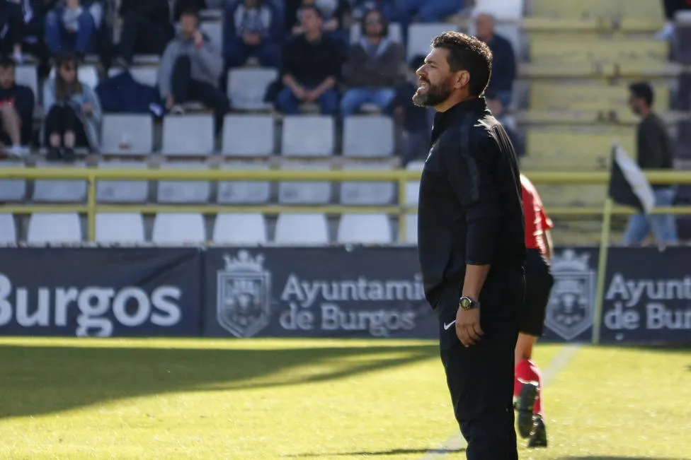 Fernando Estévez da instrucciones a sus jugadores durante un partido / Burgos CF