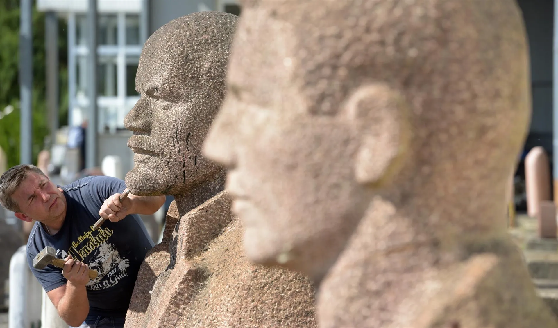 Un trabajador exculpe un busto de Lenin / Europa Press