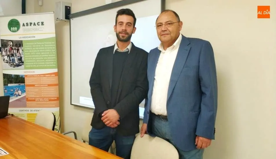 El presidente de Aspace, Jesús Alberto Martín Herrero, a la derecha, junto al cantautor Luis Ullán. Foto de Lydia González