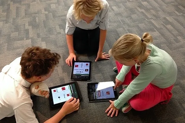 Un grupo de niños usan sus tabletas / Europa Press