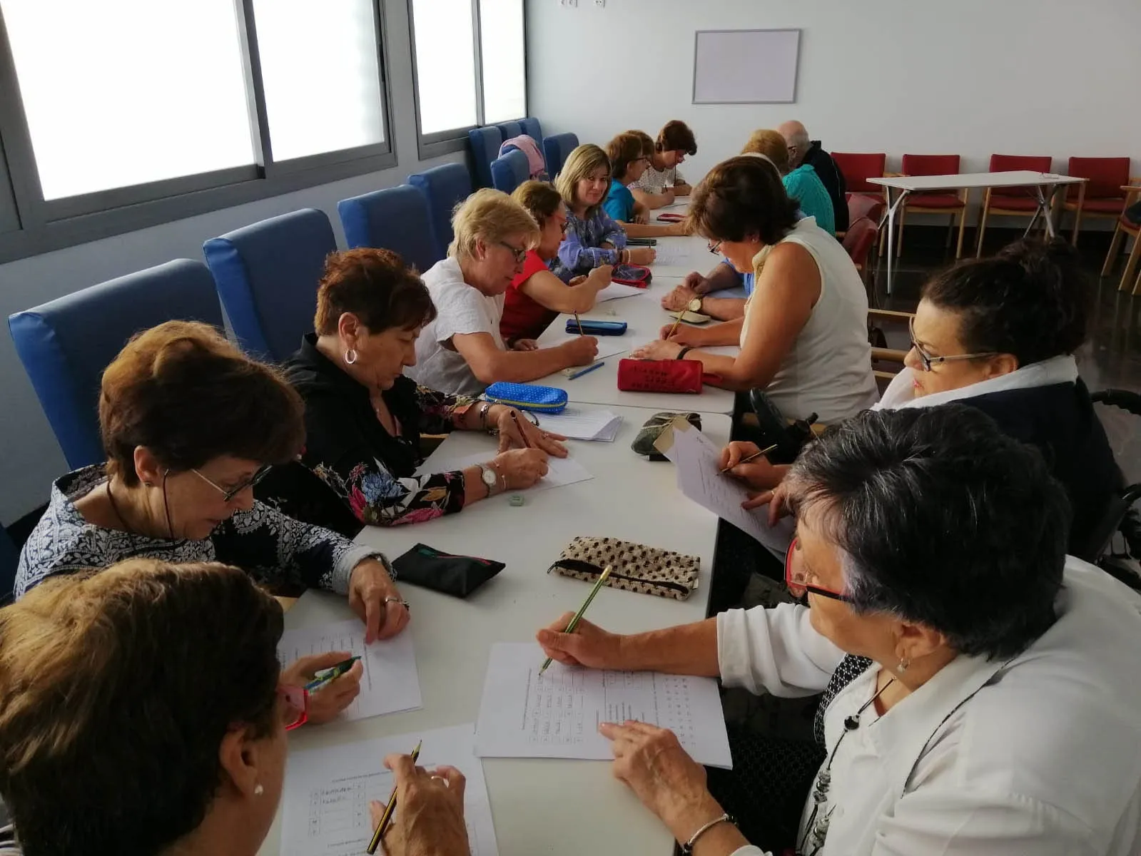 Grupo de personas mayores de Santa Marta durante la realización de una actividad