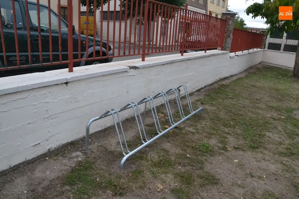 Foto 5 - Colocados varios nuevos aparcabicis en distintos puntos de la ciudad  