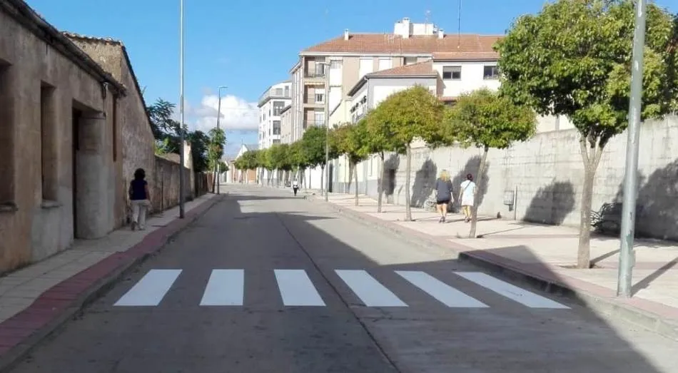 Los vecinos del Camino del Cementerio consiguen un paso de cebra tras años de reivindicación  