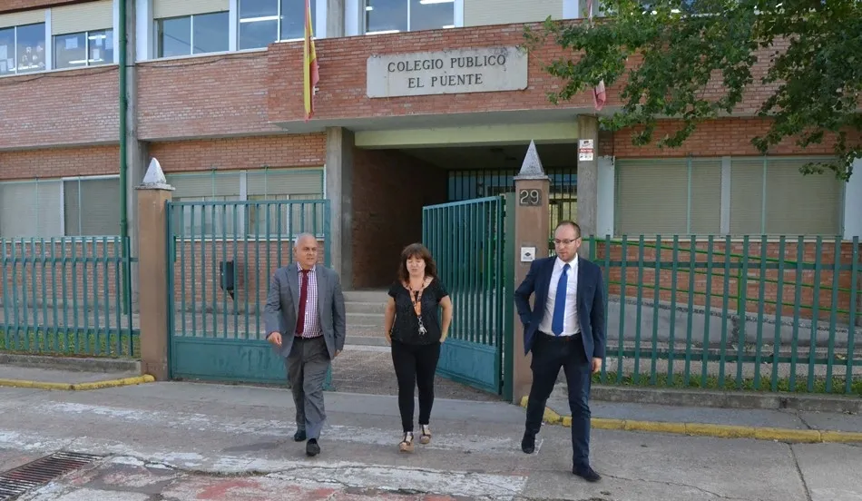 Ángel Miguel Morín, Rebeca Lagos y Marcos Iglesias saliendo del Colegio