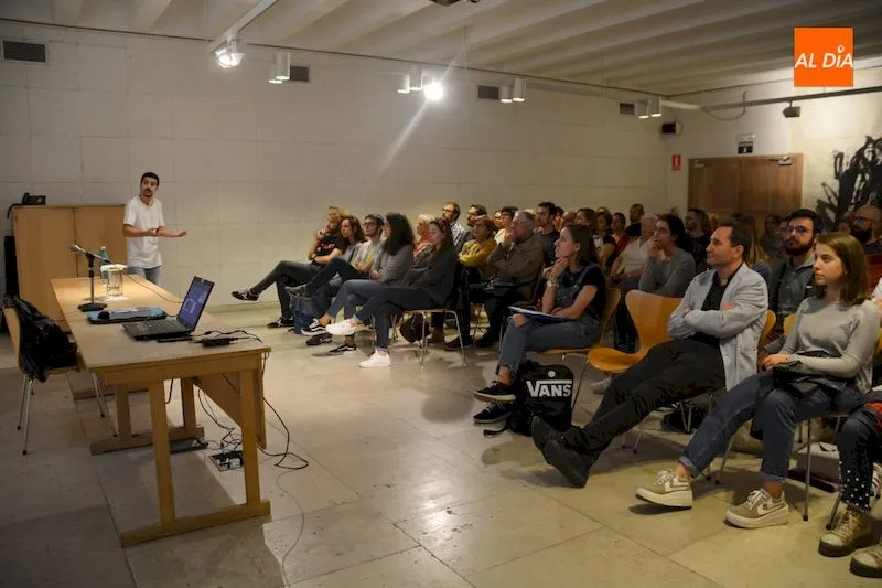 Iván Martín se dirige a los presentes en la conferencia / Lydia González