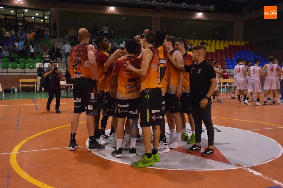 Foto 8 - El Aquimisa Carbajosa levanta la Copa EBA tras derrotar a La Flecha (77-58)